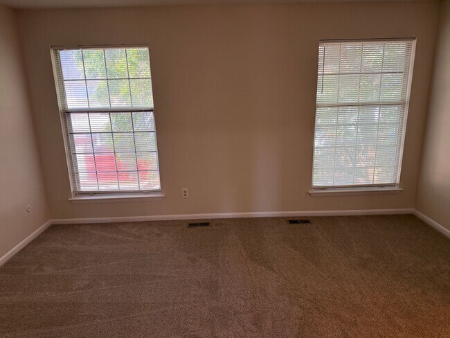 Building Photo - WINDSOR OAKS WEST - Three Bedroom Townhome