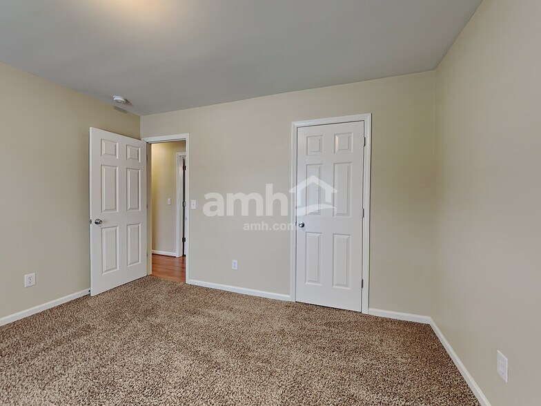Building Photo - 2645 Wynbrook Dr