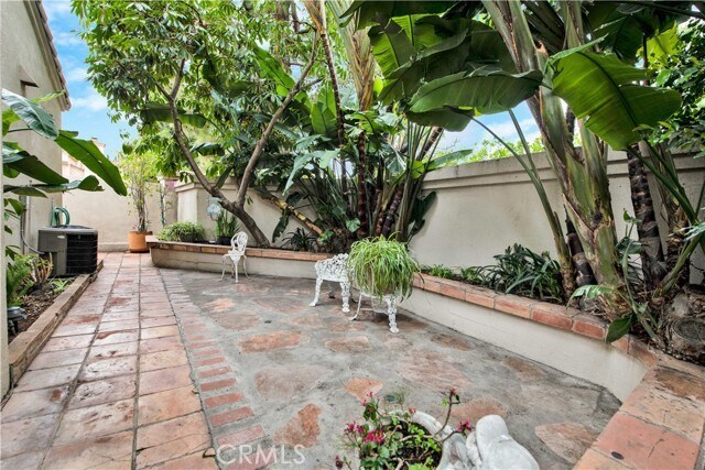 Building Photo - 58 Almador