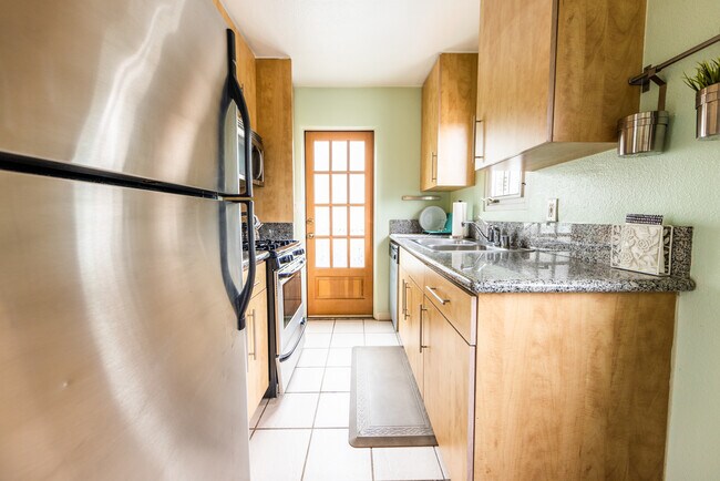 Building Photo - 438 Fir St