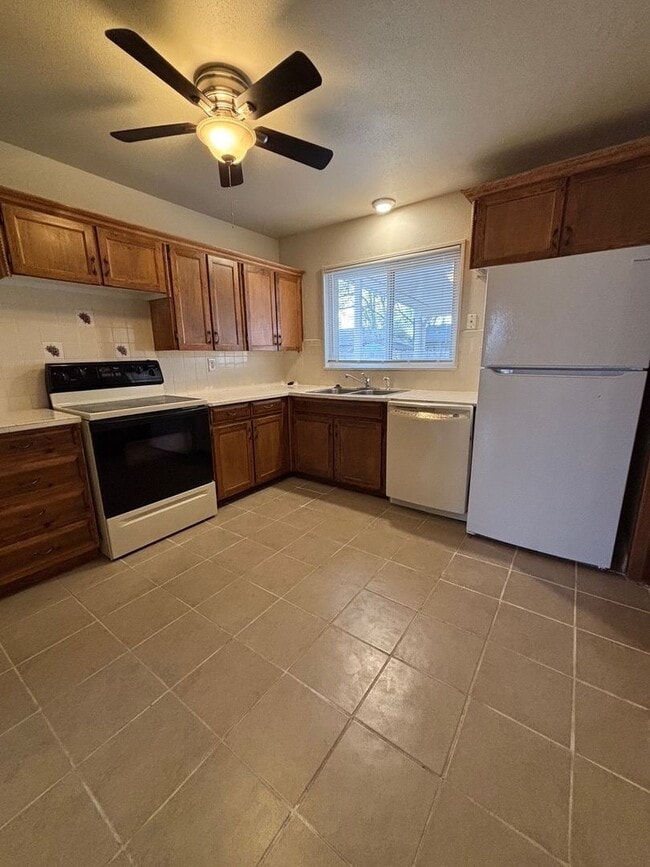 Building Photo - Ranch Style Home - 3 Bed 1 Bath  - MileStone Real Estate Services