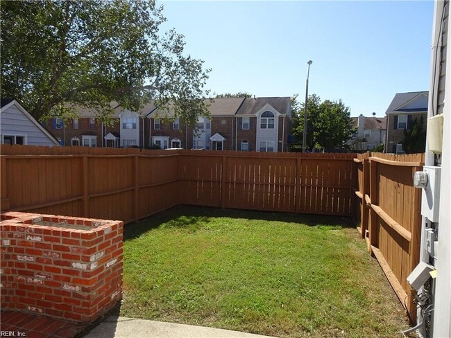 Building Photo - 420 Greenview Dr