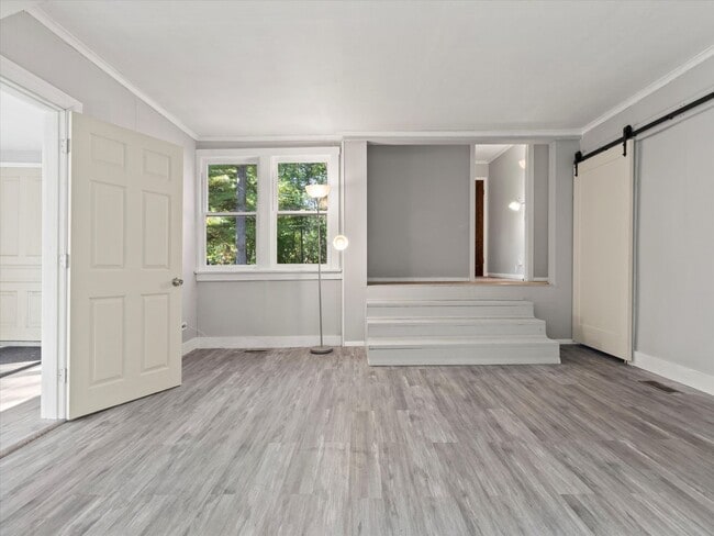 Building Photo - Adorable Lake Como Home Now Available!