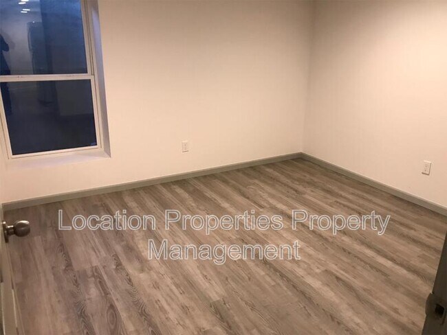 Building Photo - 1734 W 19th Terrace