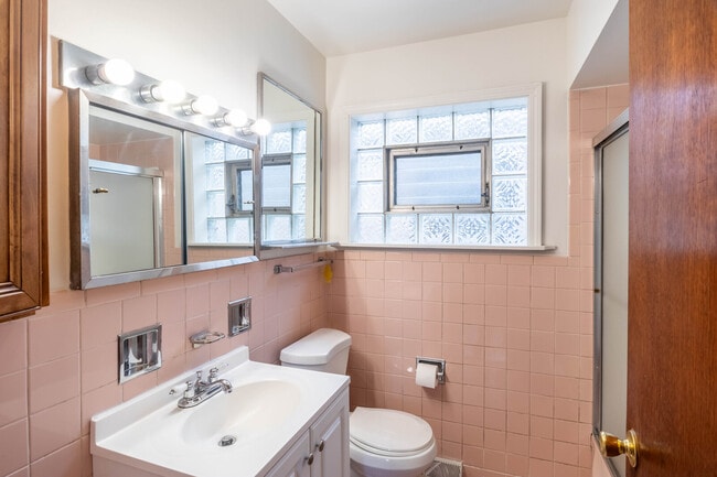 Building Photo - 5818 N California Ave