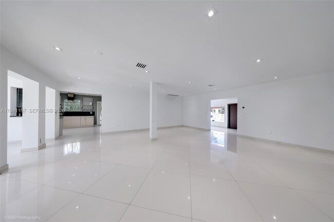 Building Photo - 850 N Venetian Dr