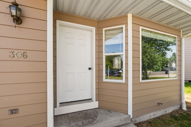 Building Photo - 306 Golden Valley Dr