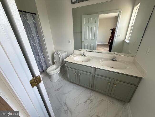 Building Photo - 5714 Goldfinch Ct