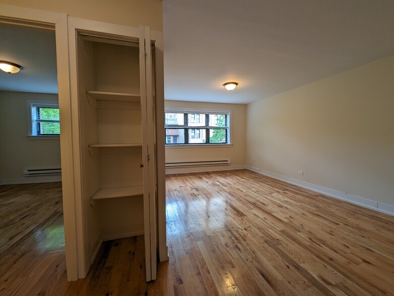 Building Photo - 557 W Arlington Pl