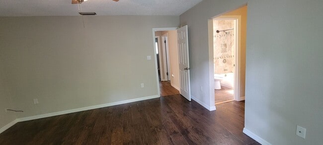 Building Photo - Charming 3/3 Condo