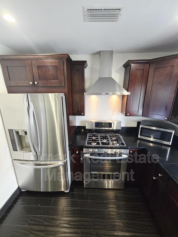 Building Photo - 12426 Moorpark St