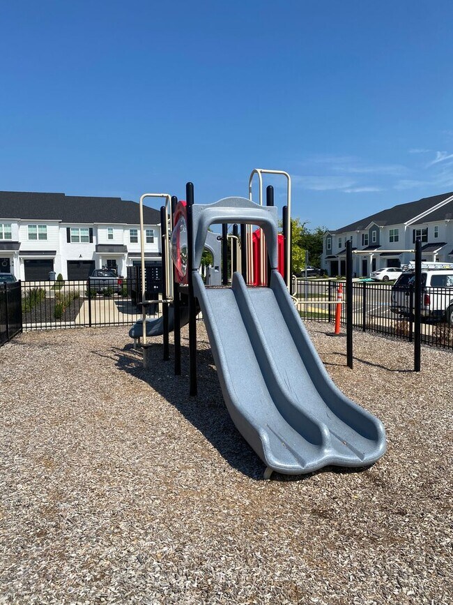 Building Photo - Like New Luxury Townhome! 3 BR, 2.5 BA, 1 Car Garage, Pool, Dog Park, and More!