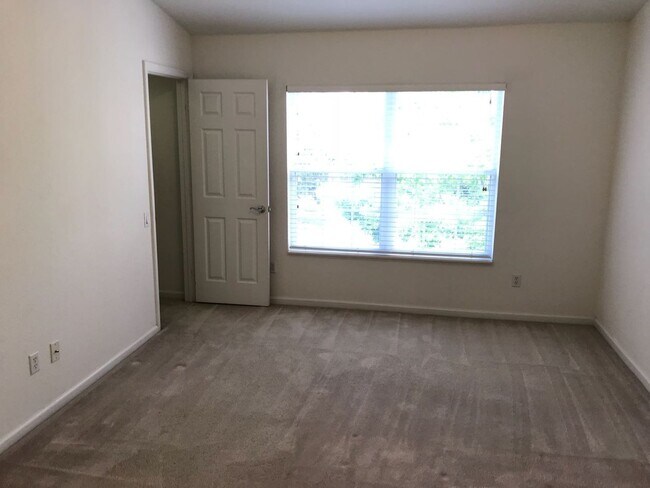 Building Photo - Beautiful 2 bed 2 bath Townhome in Gated Community