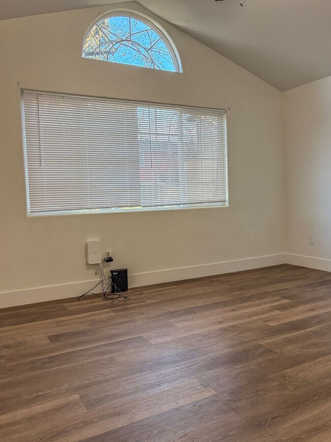 Building Photo - 3 Bedroom 2 Bath Ranch Home Available January 2026 !