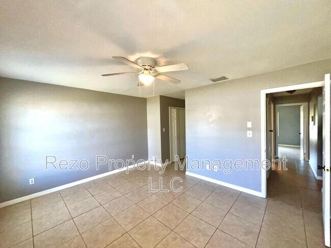 Building Photo - 5005 Lindsay Ct