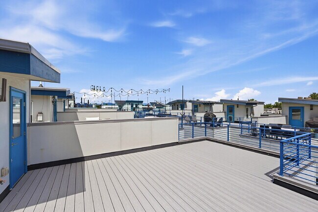 Building Photo - $3,540.95 with $300 off the first month's rent, 2 Beds - 4 Bath, Townhouse in Denver with Cozy Fi...