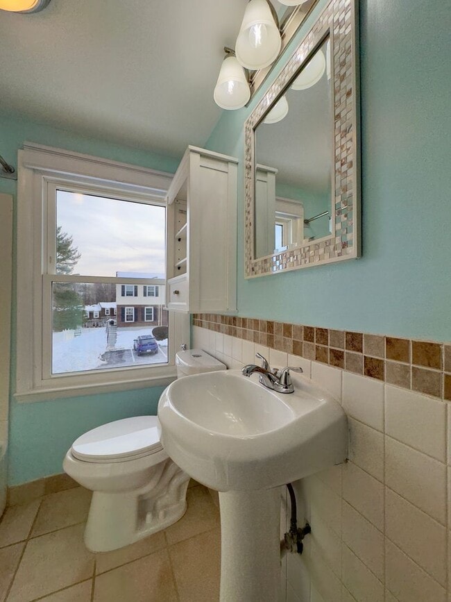 Building Photo - Charming 3Bed/1.5Bath Townhouse in Carney