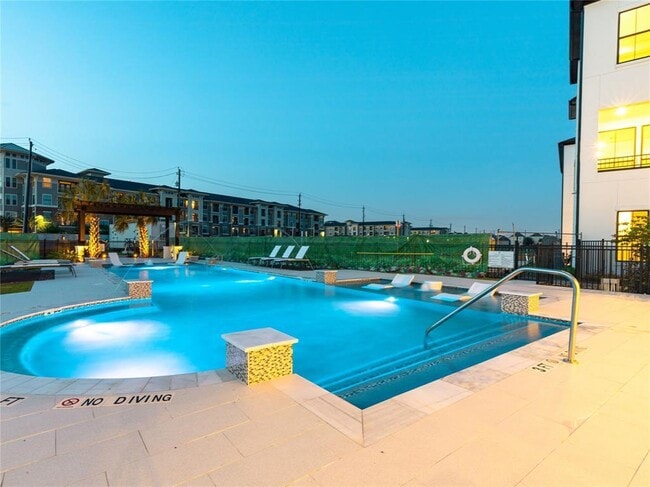 Building Photo - 2720 Grand Fountains Dr