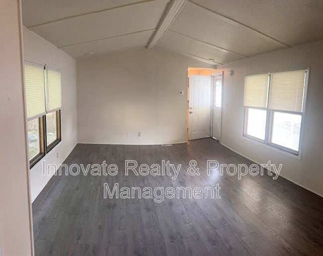 Building Photo - 437 Wicker Ave