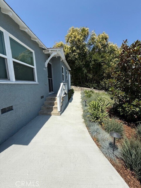 Building Photo - 1002 N Glenoaks Blvd