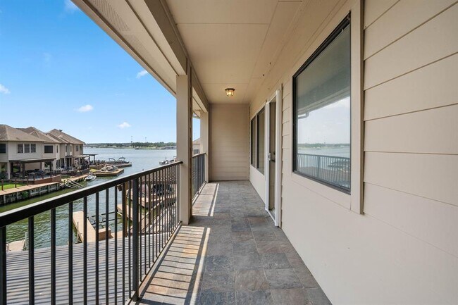 Building Photo - 360 Old Aqua Landing W
