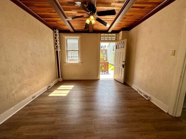 Building Photo - 817 N Sheridan Ave