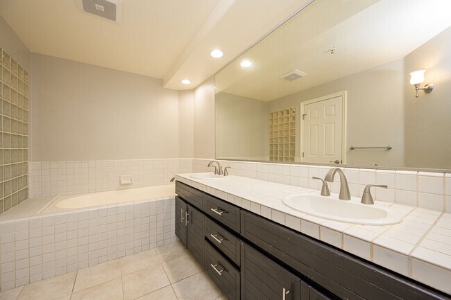 Building Photo - 2253 Martin