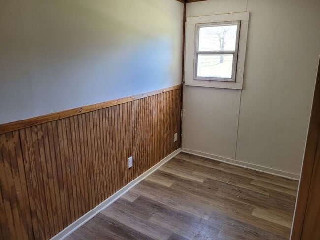 Building Photo - 3 BR 1 Bath - Complete Interior Remodel!