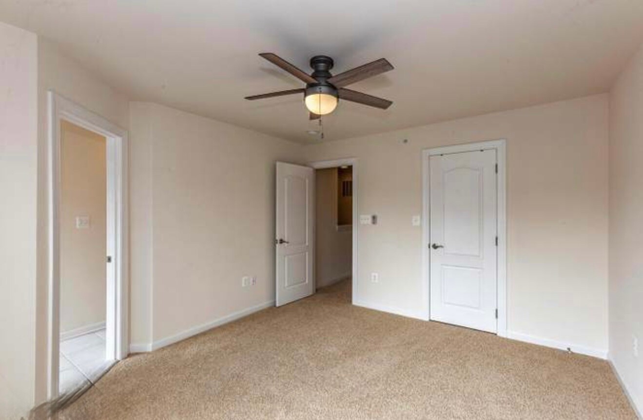 Building Photo - 7440 Riding Meadow Way