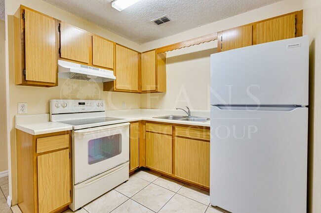 Building Photo - One Bed, One Bath at Royal Palm