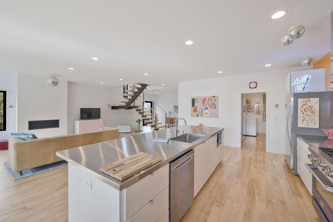 Building Photo - Custom-Built 4 Bed/ 2 Full + 2 Half Bath Modern Home at the base of Love Circle, Fully Furnished,...