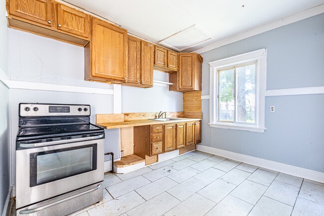 Building Photo - 734 Dewey Ave