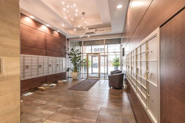 Building Photo - 1550 E Royall Pl