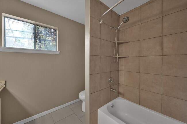 Building Photo - 416 Milwaukee St