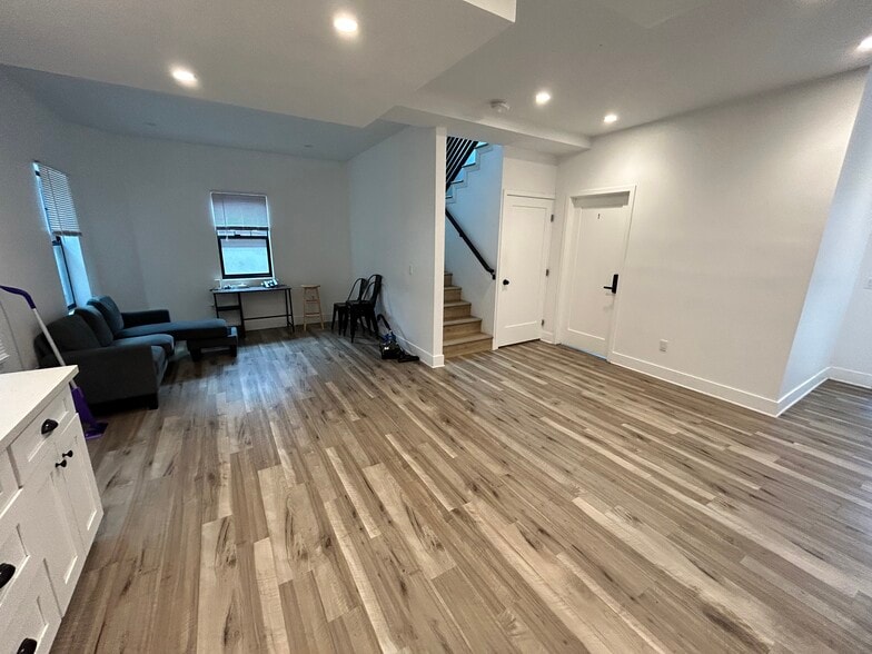 Building Photo - 1334 W 22nd St