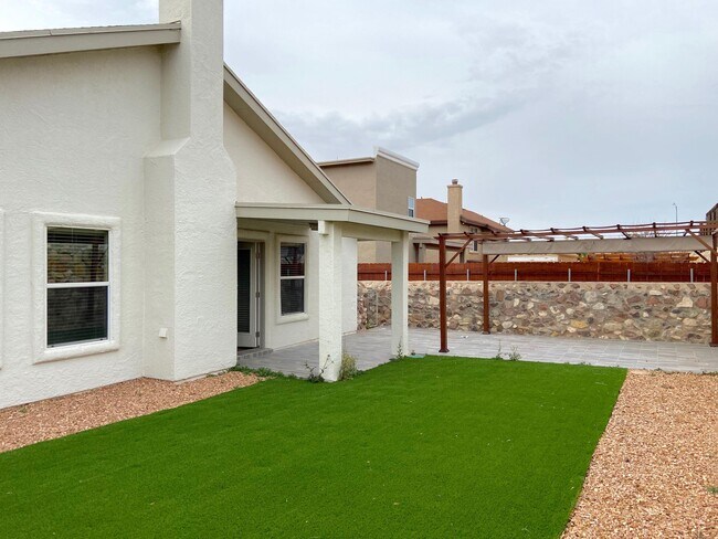 Building Photo - 1470 Senda Del Sol Ln