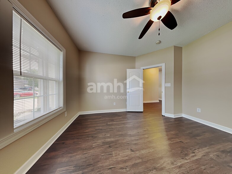 Building Photo - 10884 Roundtree Rd