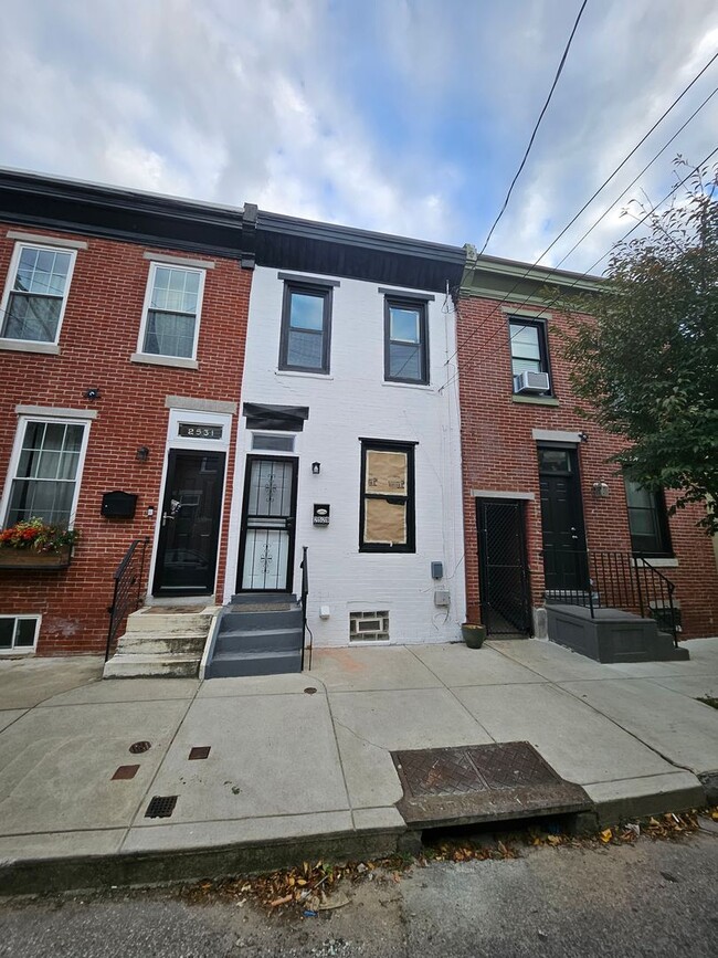 Building Photo - Beautifully Remodeled Townhouse