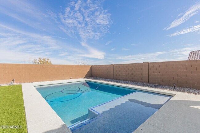 Building Photo - 19740 W Palo Verde Dr