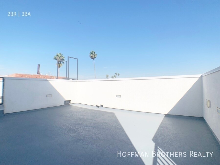 Building Photo - 115 S St Andrews Pl