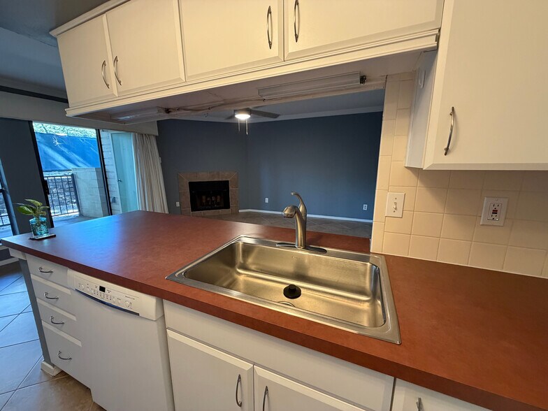 Building Photo - Room in Condo on Wedglea Dr