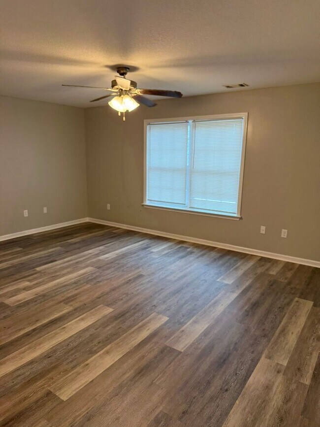 Building Photo - 3 Bed 2 Bath Apartment