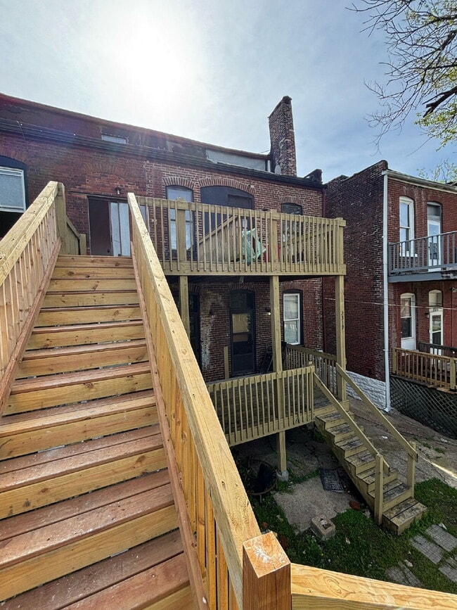 Building Photo - For Rent: Renovated 2-Story Townhouse in M...