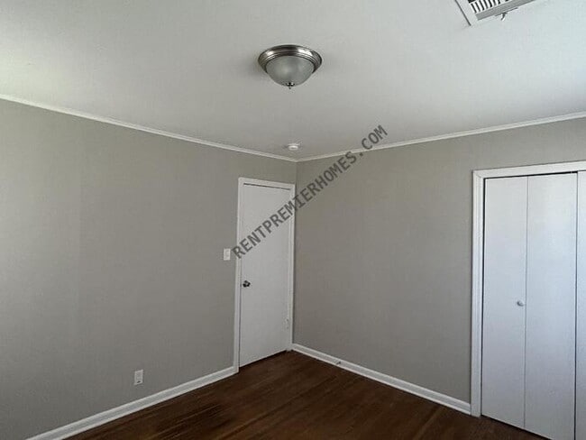 Building Photo - 1410 E 53rd St