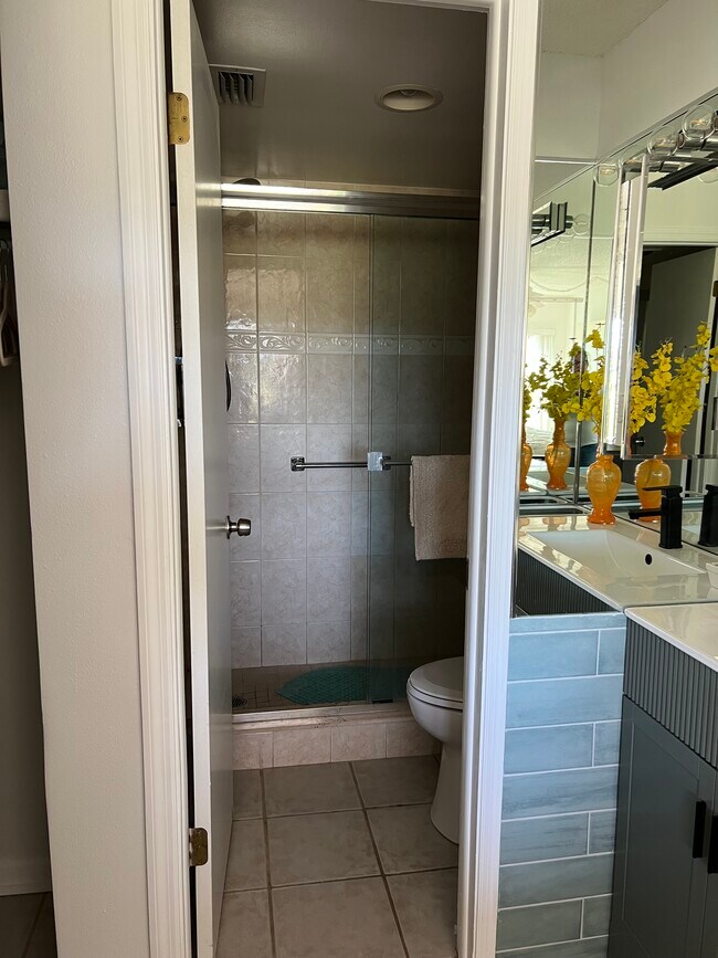 Building Photo - 6180 Sun Blvd