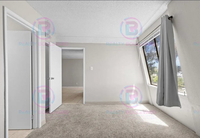 Building Photo - Incredible condo near UNR! This charming 2...