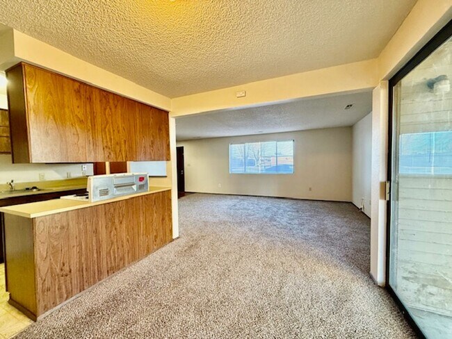 Building Photo - 1211 W Ivy Ave