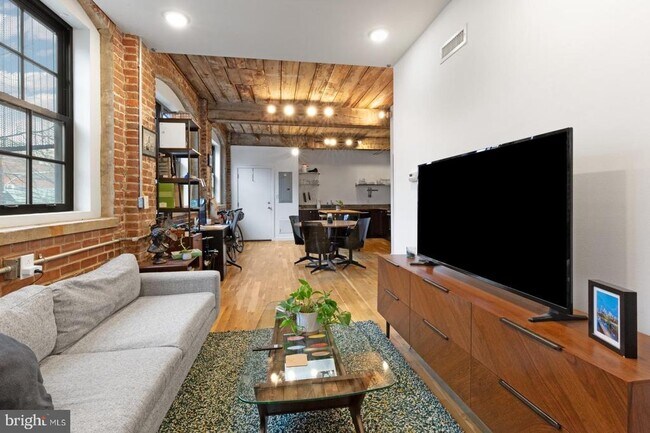 Building Photo - 1737 N Howard St