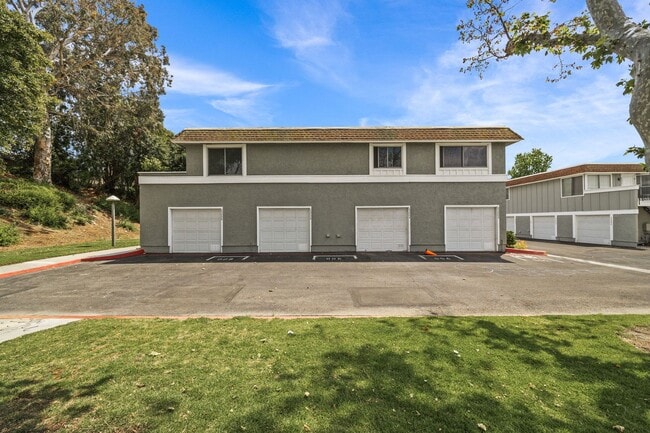 Building Photo - Beautiful Townhome in Mission Viejo