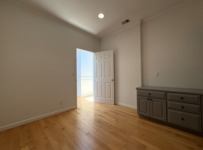 Building Photo - Spacious 3BR + Office | 2,150 SF | 2-Car Garage | Prime Menlo Park